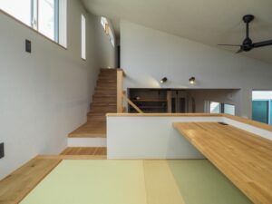 畳のスキップフロアと2階につながる階段