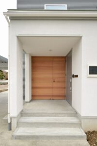 外収納のドアが気にならない玄関ポーチ