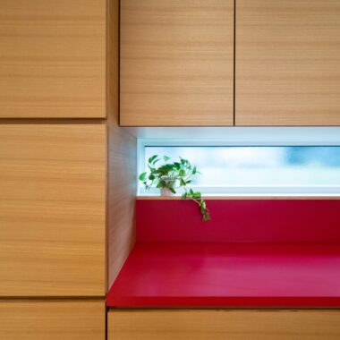 赤のカウンターがアクセントの背面収納