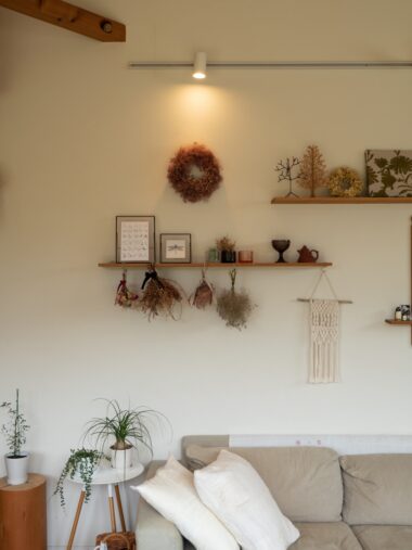 お気に入りの雑貨を飾ったリビングの飾り棚