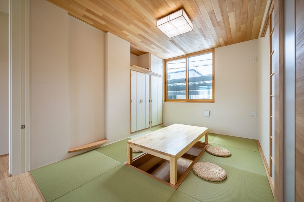 床下収納の可能な造作の座卓のある和室
