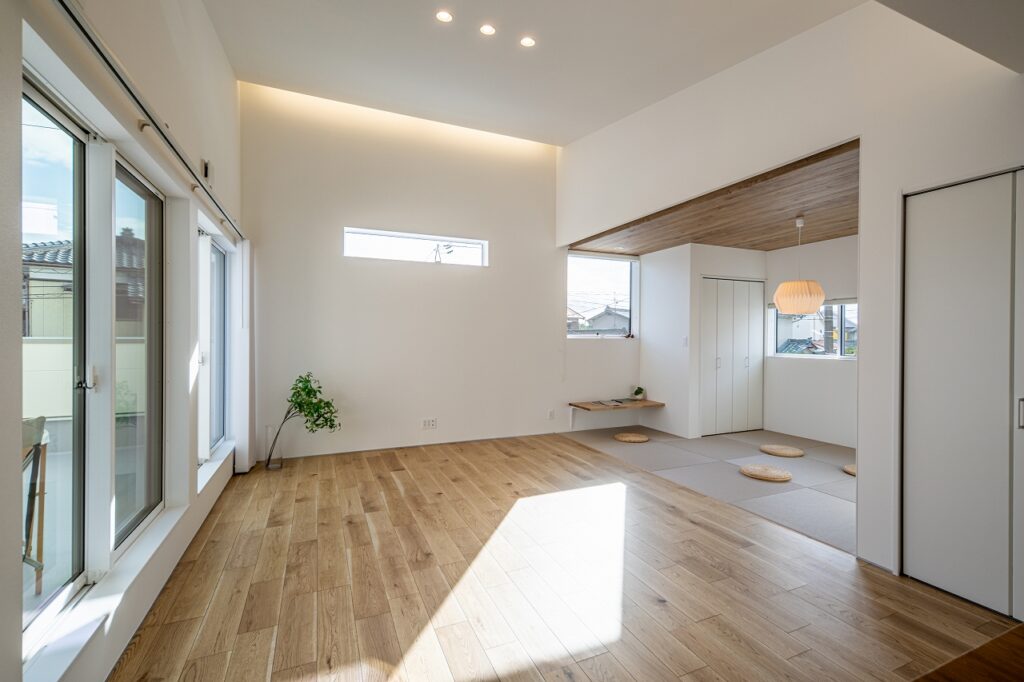 タタミスペースと2階テラスがワイドに広がるリビング