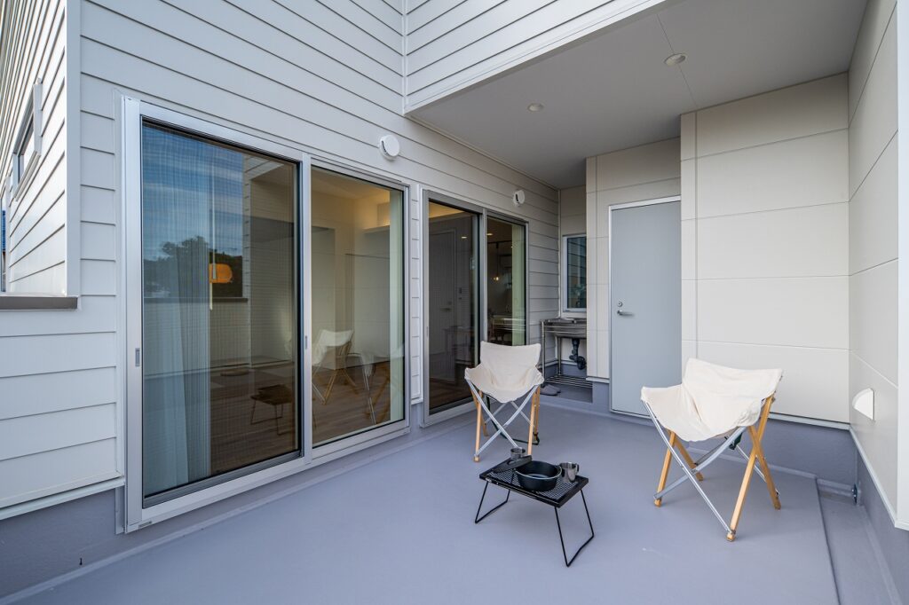 シンクと外収納のある約7畳のテラス