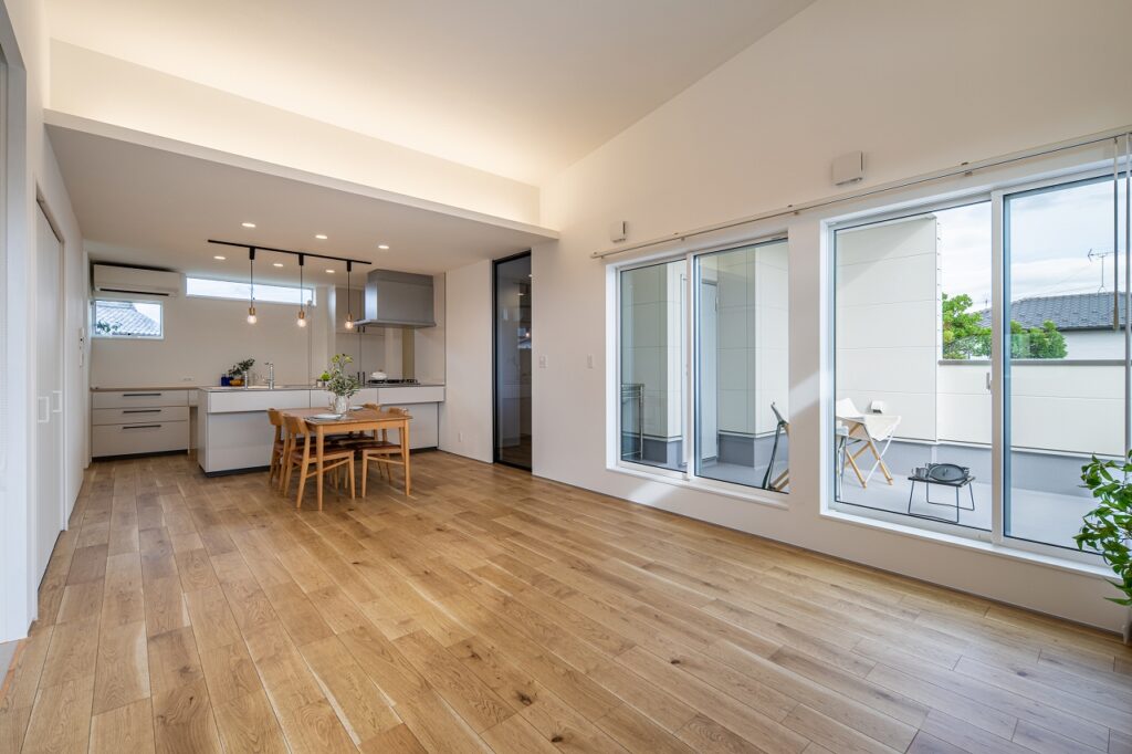 キッチンから一望できる直線型LDK