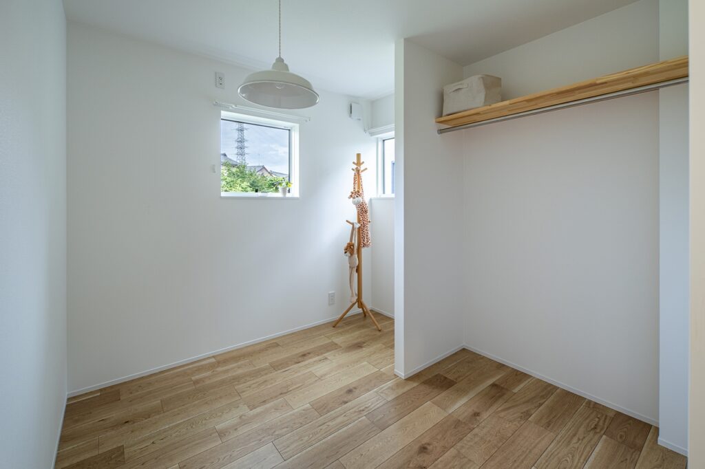 周辺の緑を借景した窓がポイントの子ども室