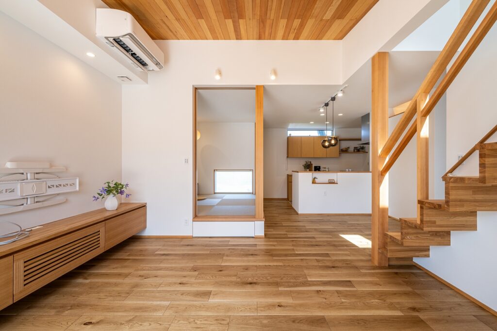 子上がりの和室とリビング