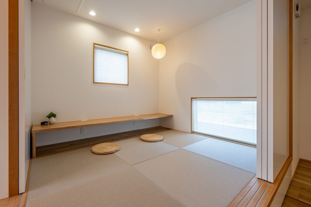 カウンターを設けた和室