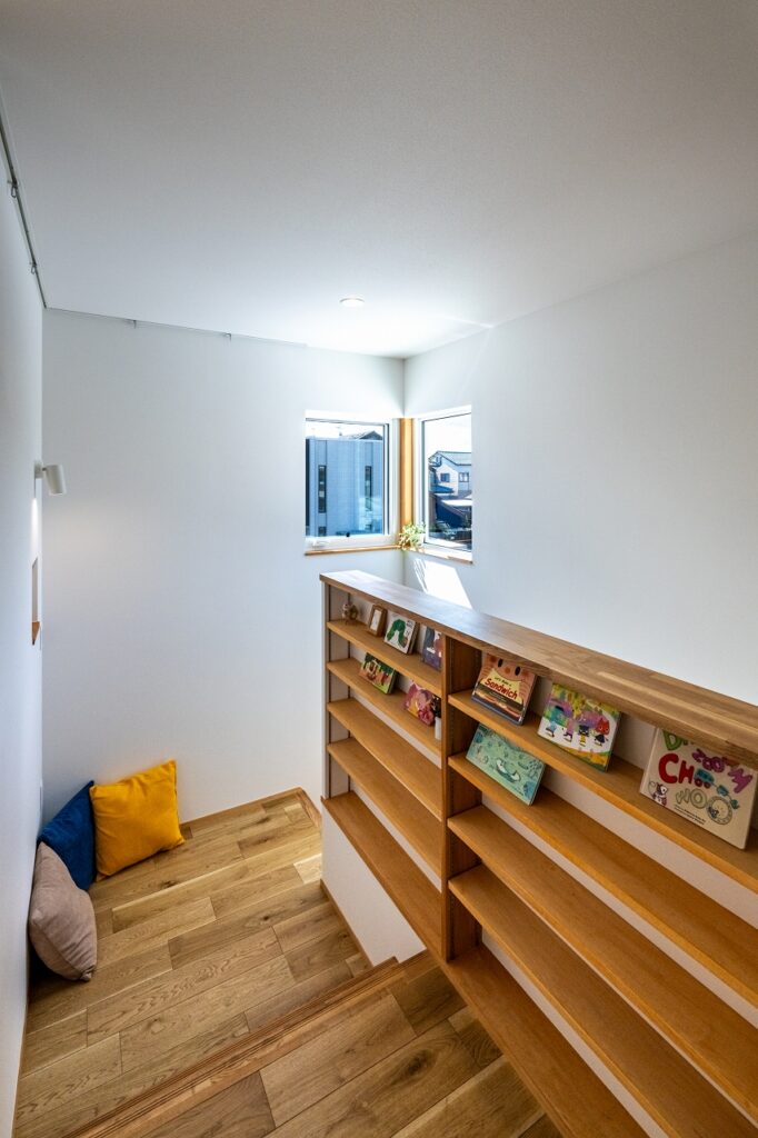 階段の踊り場を利用した読書スペース