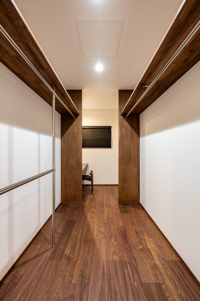 ウォークインクローゼットの奥にある書斎