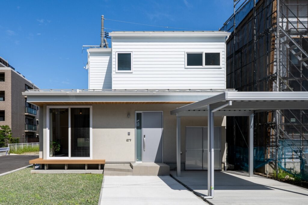 白い外観の家