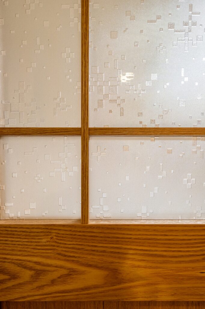 カタガラスをリメイクした造作建具