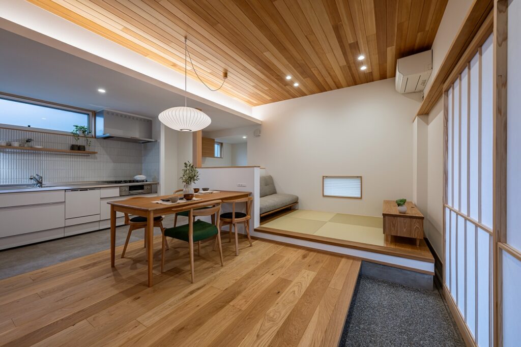 アガチス張りの高天井と内土間のあるLDK