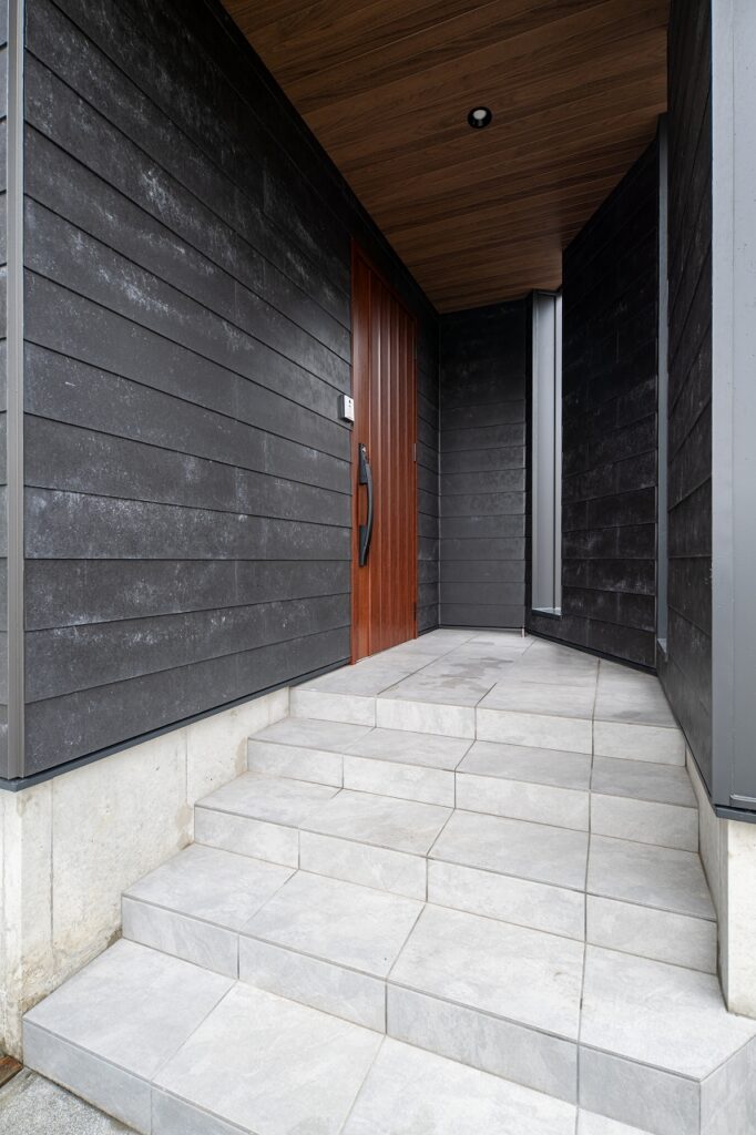 土地形状を活かした多角形のポーチ