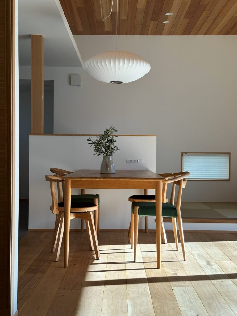 ダイニングの上にはバブルランプ