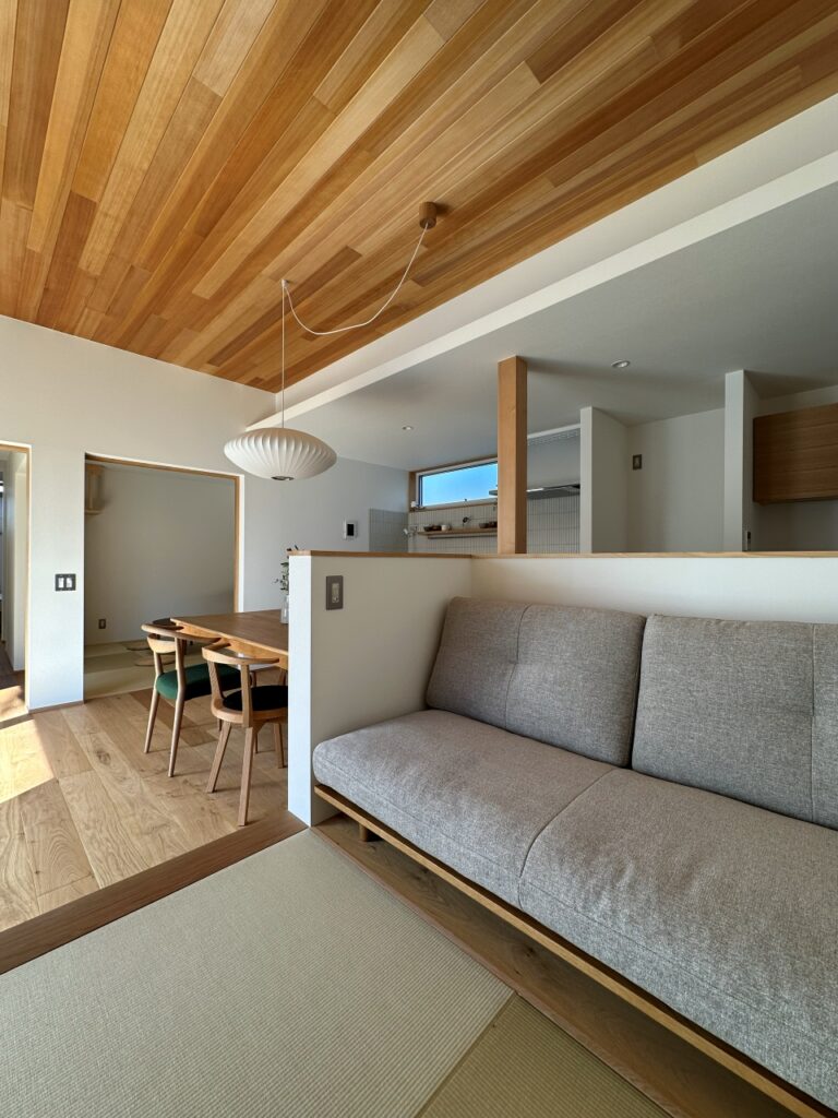 小上がりのタタミリビング。おこもり感のある、腰壁に囲まれたソファ。