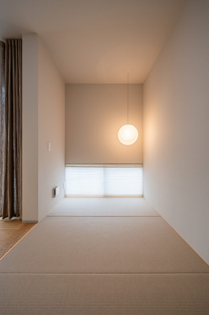 「MAYUHANA」の照明が主役の和室
