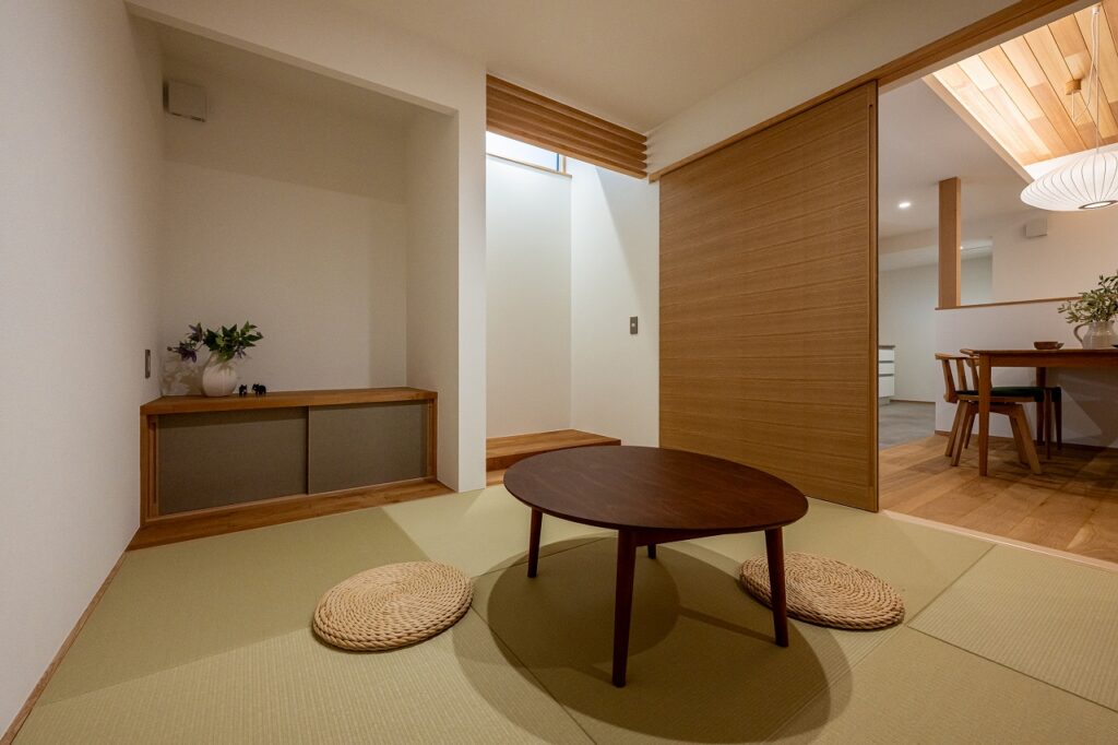 上部に掘りこんだ窓の光が、格子越しに落ちる和室