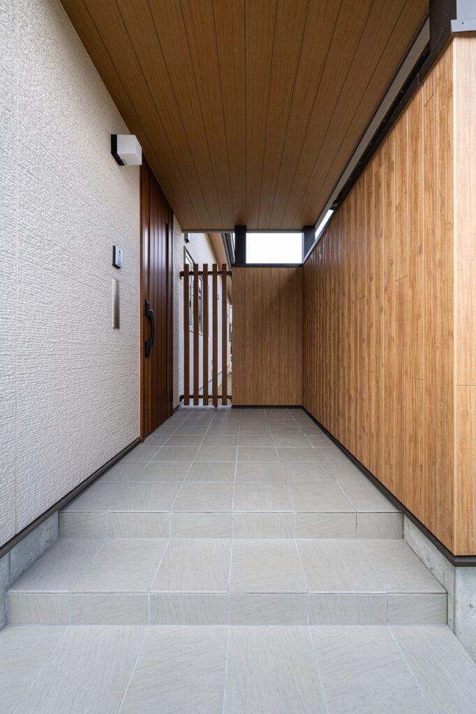 木ルーバーで自然光の入るポーチ