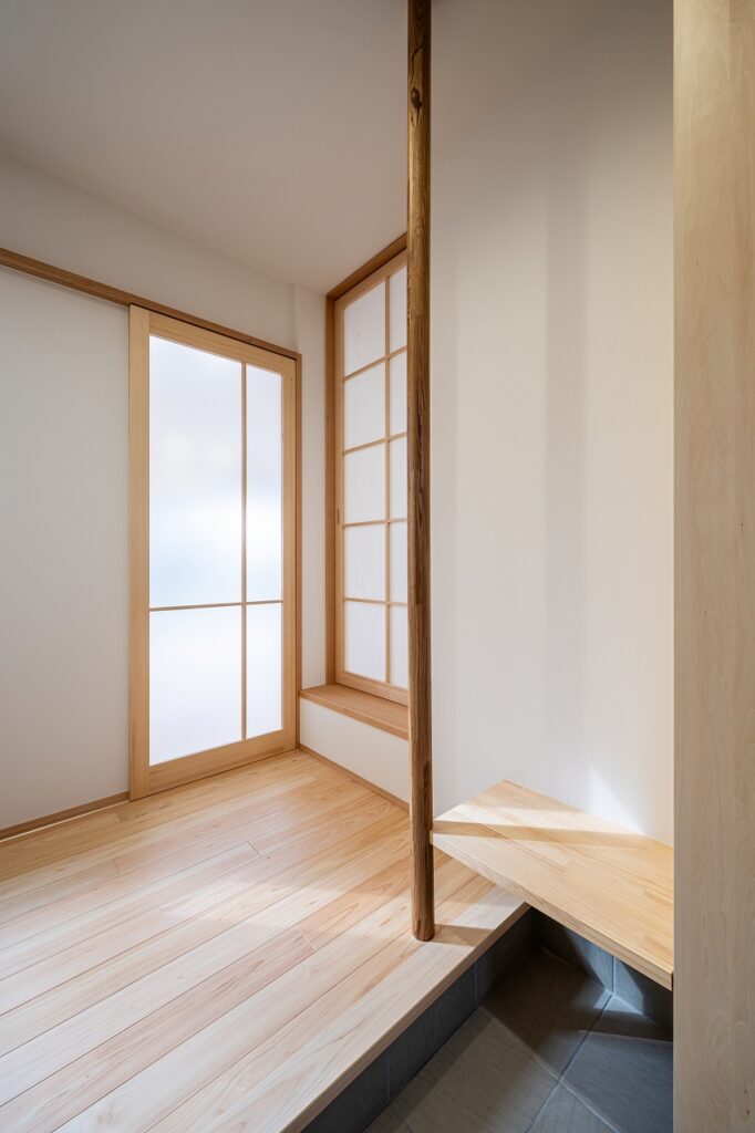 手摺とベンチ付きの玄関