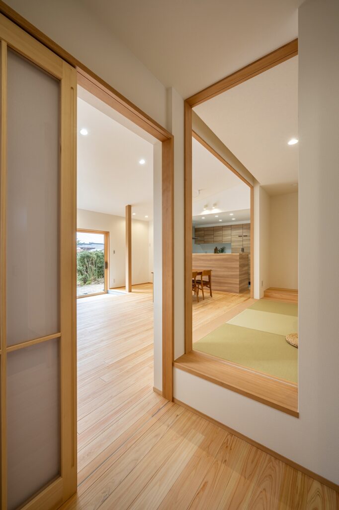 リビングと和室それぞれの動線へ向かう玄関