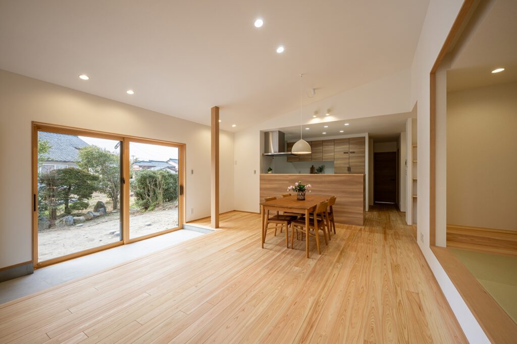 ヒノキの床と内土間のリビング