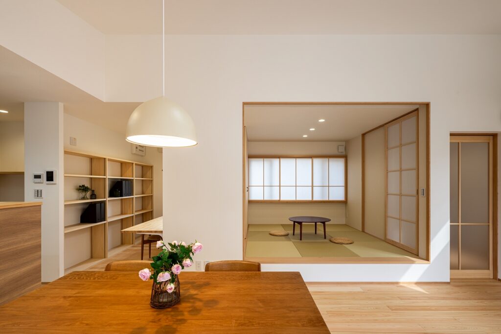 ダイニングと和室空間