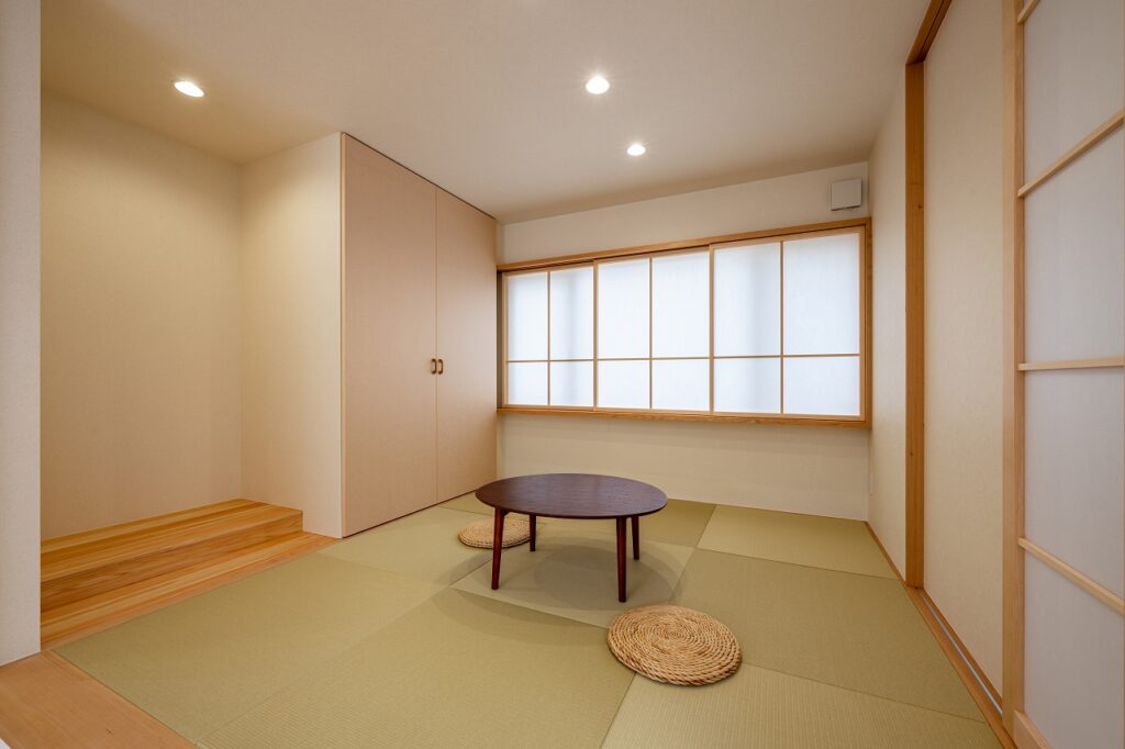 格子の3枚障子の和室