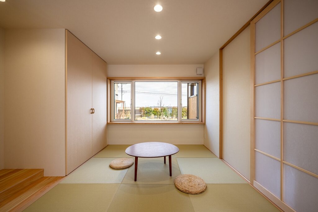 障子を開け放つと景色が広がる和室