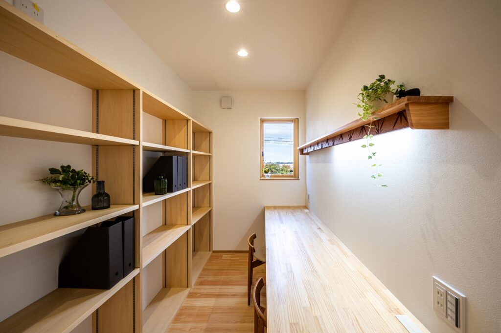 建て替え前の手摺をリメイクした、紅葉模様の照明のある書斎