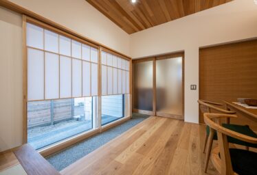 玄関土間と雪見障子