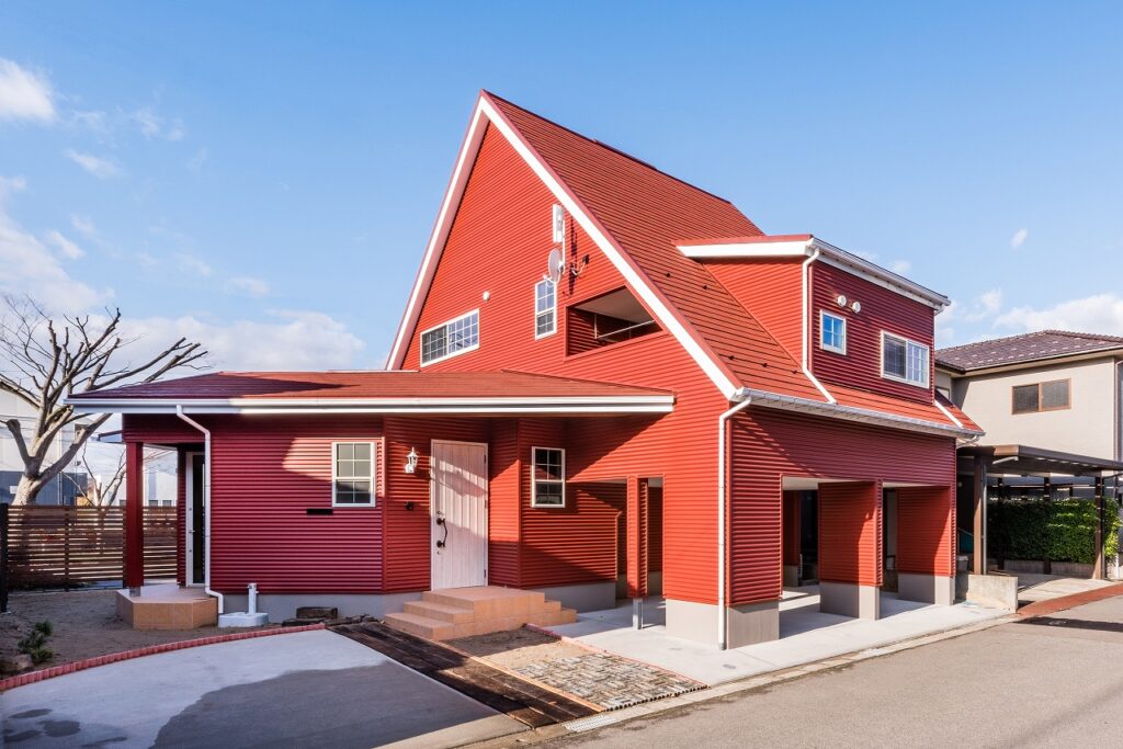 赤色の外観の住まい