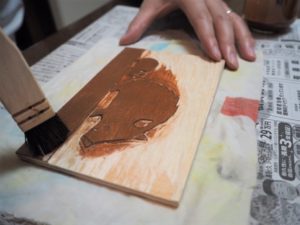 木版画でイノシシ親子の年賀状作り