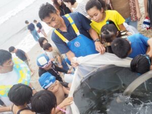 高田建築事務所イベントの稚魚放流