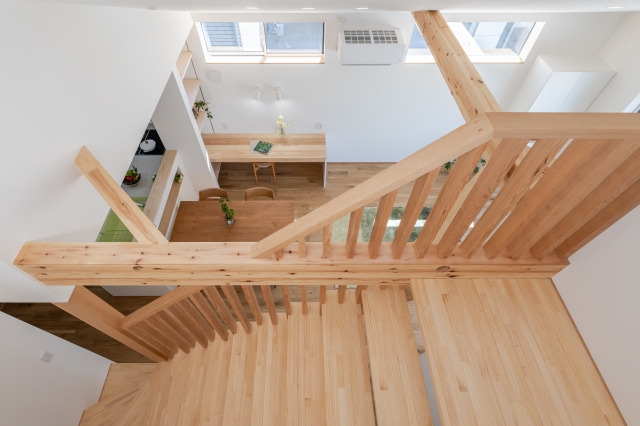 木製手すりが印象的な階段