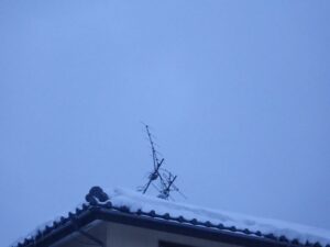 折れたアンテナ雪害か風害か経年劣化か