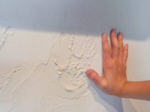 珪藻土で塗壁DIY+手形で思い出作り