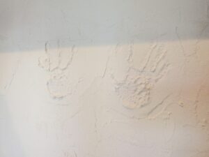 珪藻土で塗壁DIY+手形で思い出作り