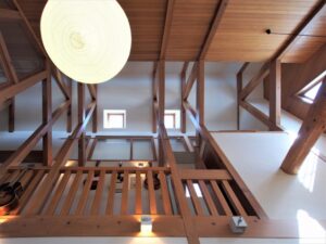 高田建築事務所の築34年のダイナミックな木造空間