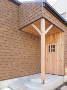 木製ドアの似合う玄関ポーチ