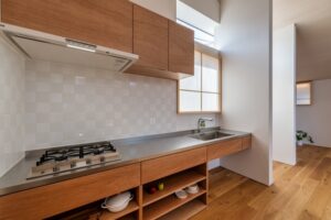 正方形のタイルを壁面に使用したキッチン