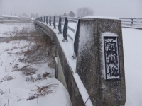 前川橋〔まえかわはし〕 「田舎のバスはおんぼろ車・・・・デコボコみちをガタゴト走る」