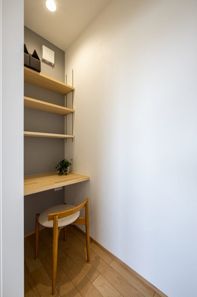 2階寝室に設けた書斎。1畳サイズもワークスペースとして便利な空間に