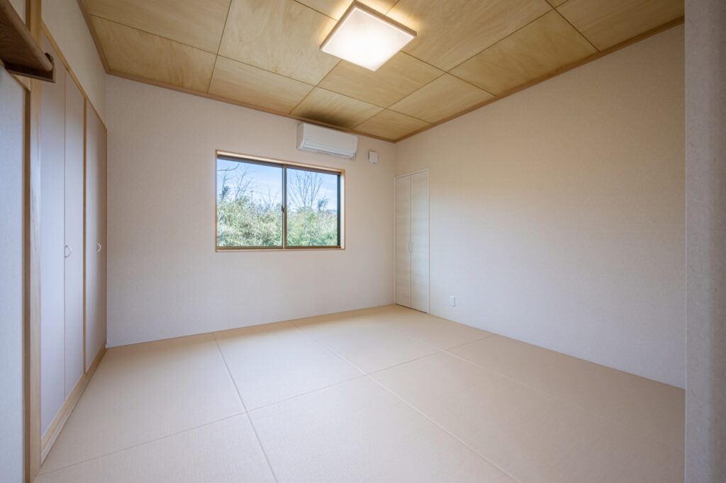 木天井と和紙風クロスの柔らかい空間。