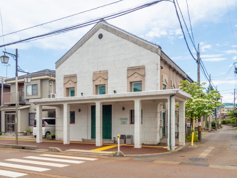 秋山孝ポスター美術館長岡の外観