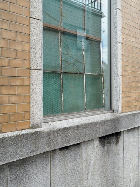 地震で割れた窓ガラスがそのまま保存されている秋山孝ポスター美術館長岡