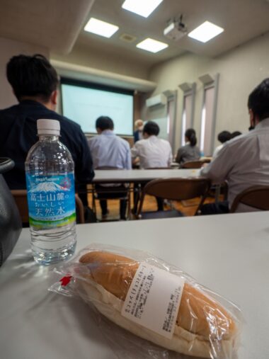 高田建築事務所会議室で旭屋さんのパンを食べながら講義を聞く