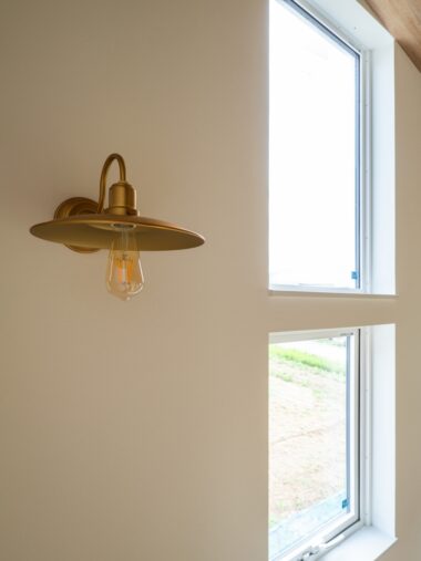 連窓とゴールドのランプ型照明