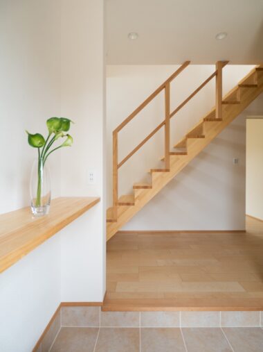 木製ストリップ階段のある玄関ホール
