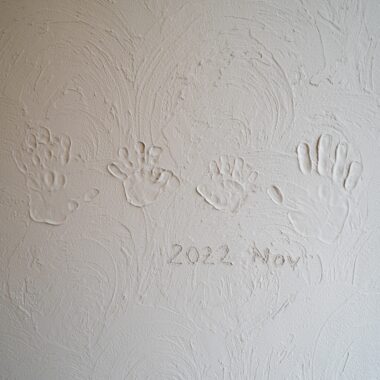 新築の記念に家族の手形を押した塗壁