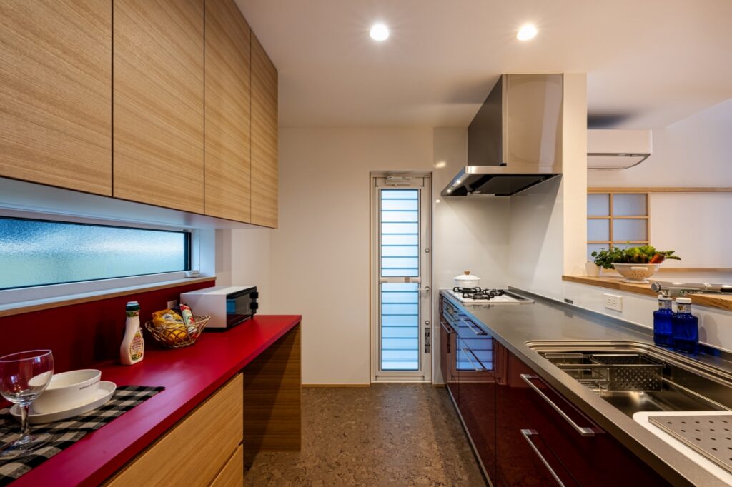 造作の食器棚の天板はキッチンの面材と合わせて統一感を